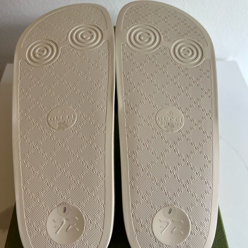 Gucci x Pablo Delcielo men's GG Supreme slides featuring a "funny cat" graphic. - Picture 15 of 16
